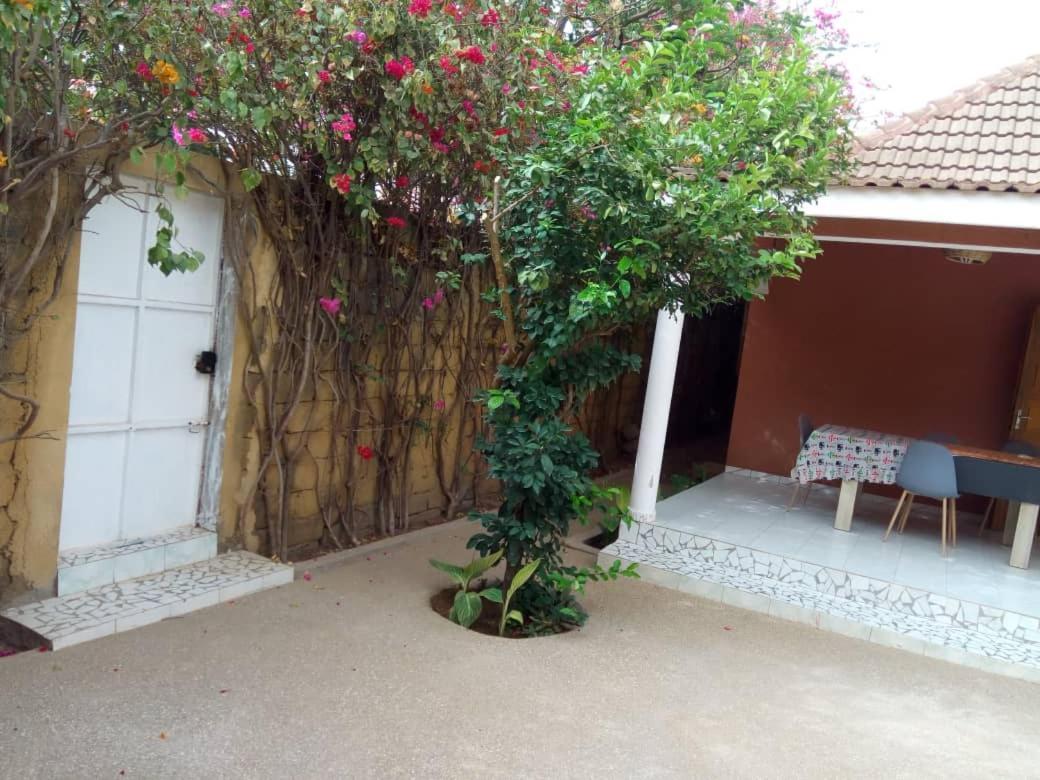 Bed and Breakfast Chez Coumba Et Daniel Saly Portudal Esterno foto